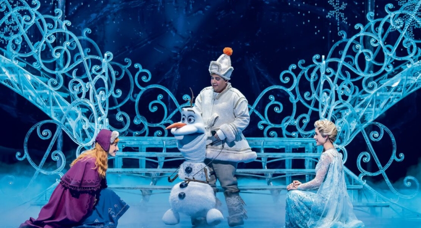 GEFEISK 1_ElsaAnnaUndOlaf_Eispalast_C_JohanPersson_StageEntertainment - Die Eiskönigin in Stuttgart